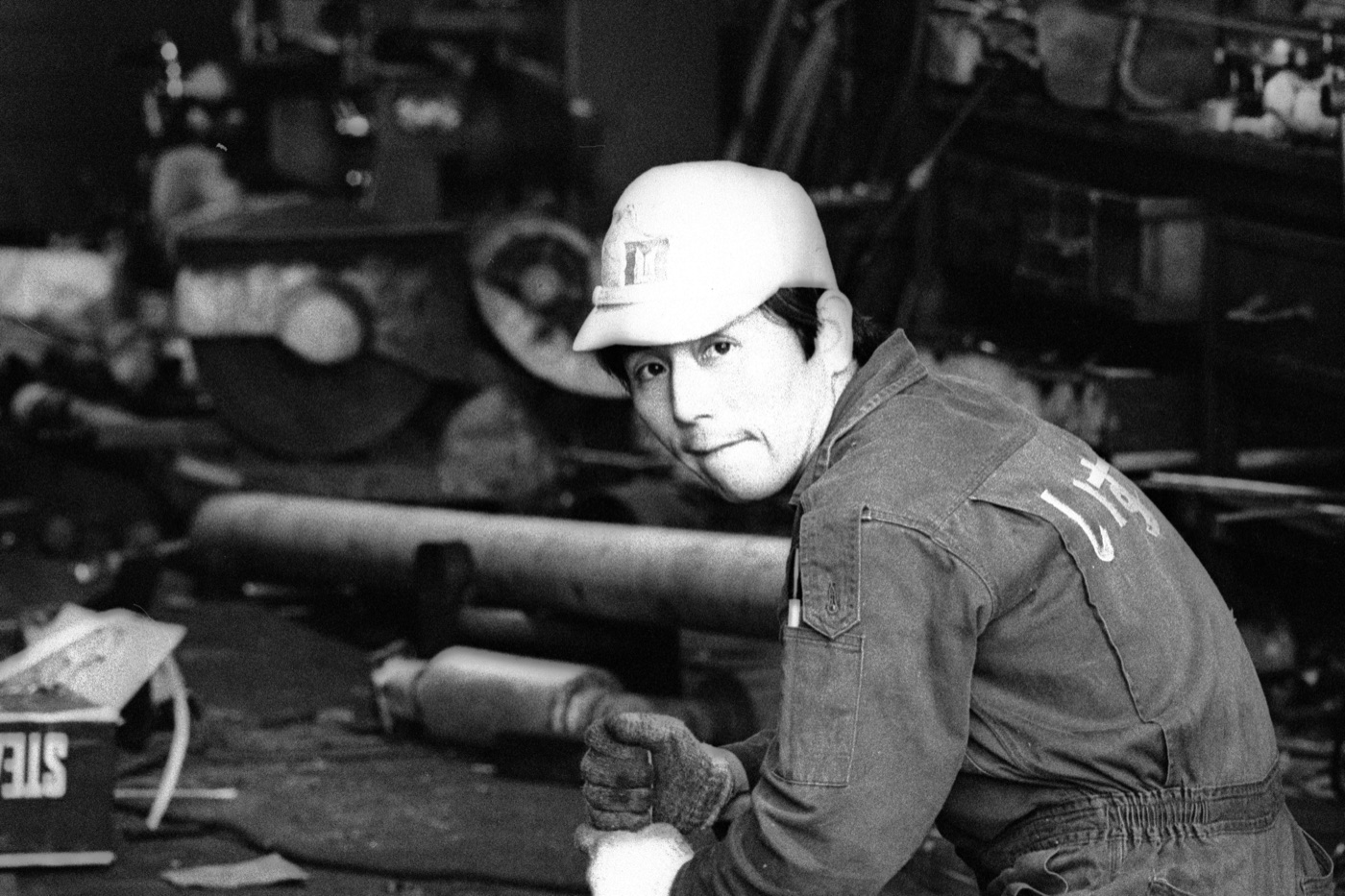 カラー化前の白黒写真(工場で働く男性)