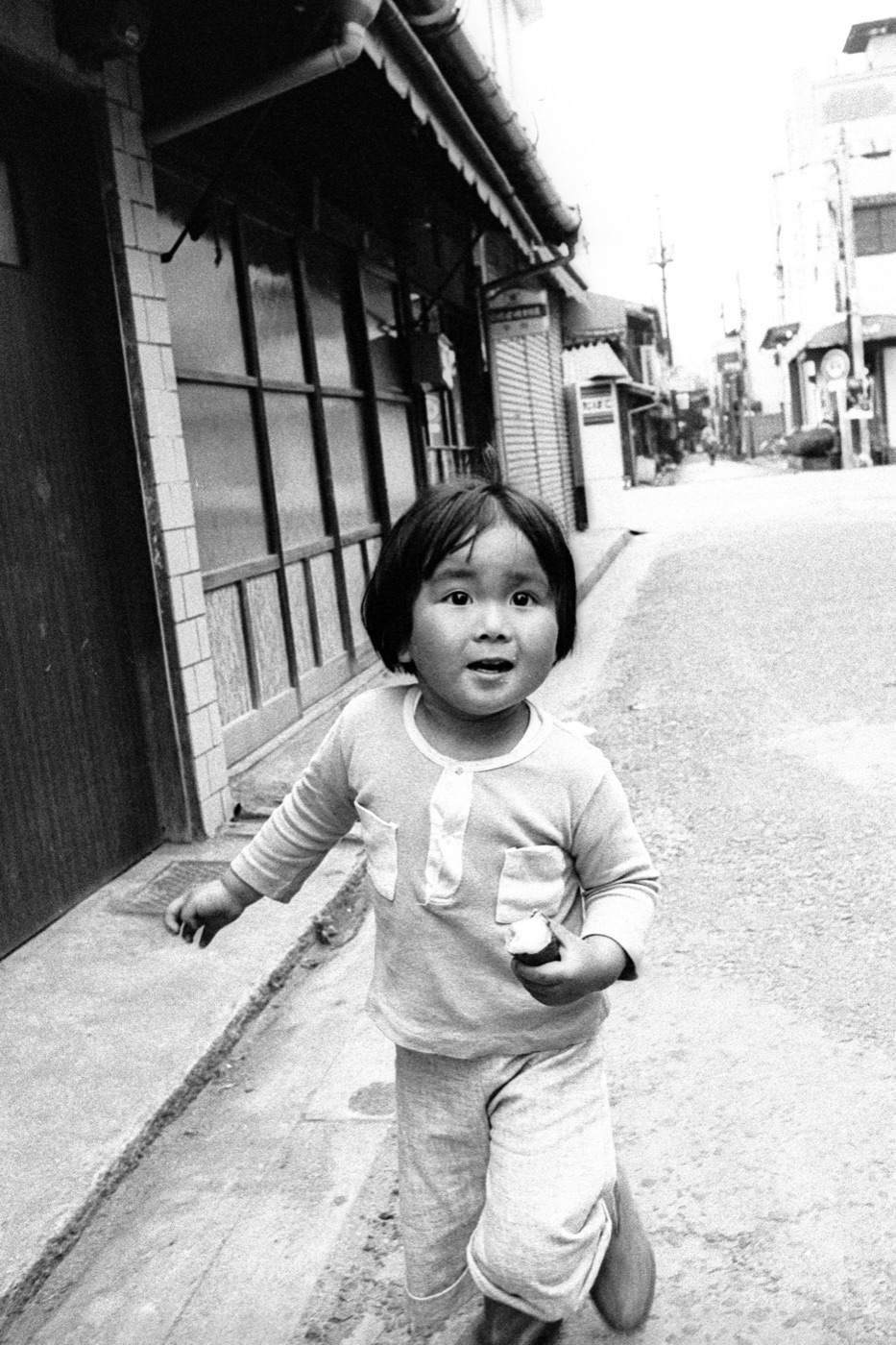 カラー化前の白黒写真(商店街を歩く子ども)